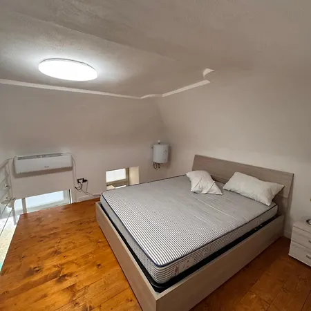 דירה Universal House