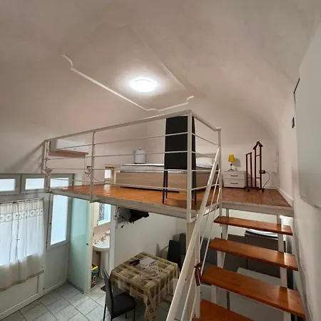 Universal House סקפאטי